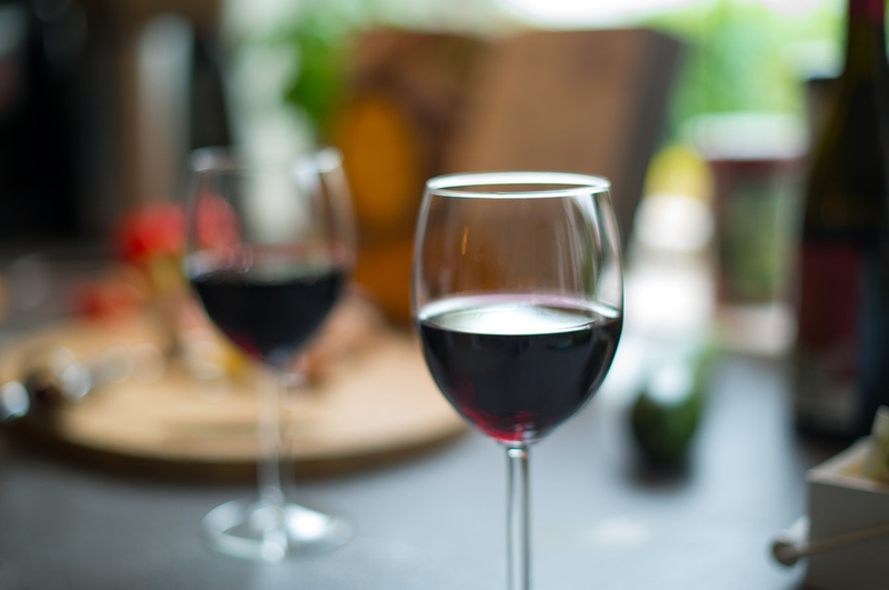 Illustration for article titled Por qué el vino tinto mancha los dientes de algunas personas